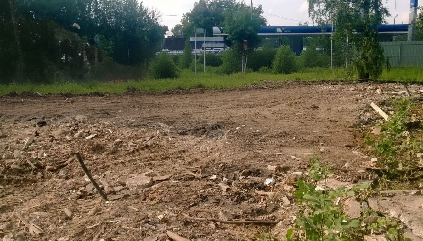 Демонтаж бывшего магазина-дома в пригороде