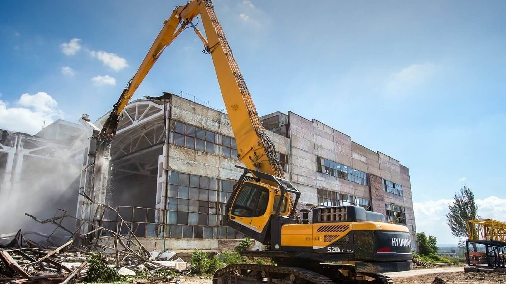 Демонтаж заводского здания и металлоконструкций спецтехникой